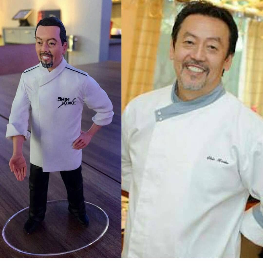 Miniatura hiper-realista de chef de cozinha com uniforme branco, comparada com foto da pessoa real
